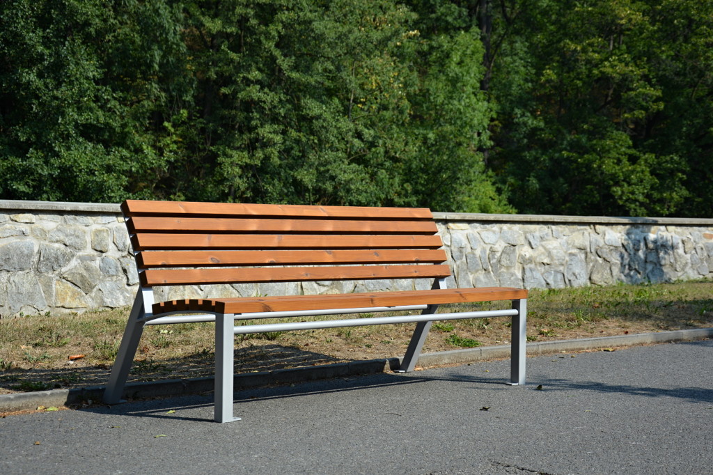One banc en bois_midori